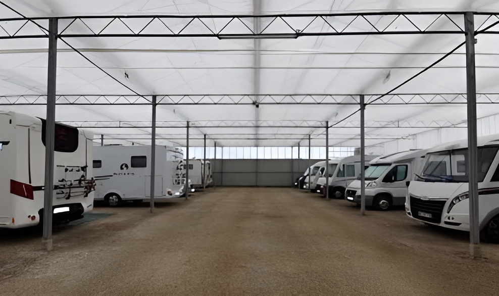 Intérieur du site Le Pachy — emplacements couverts pour motorhomes et caravanes